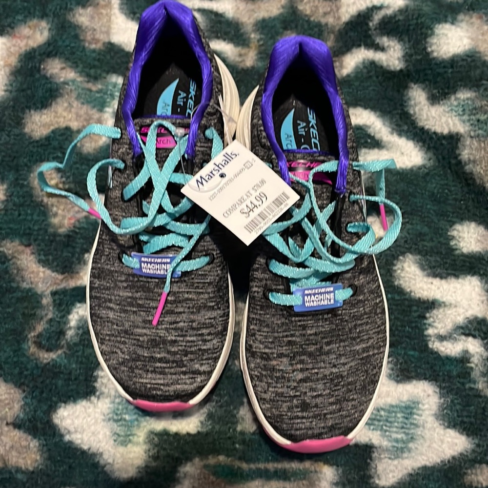 Sketchers sneakers 👟
